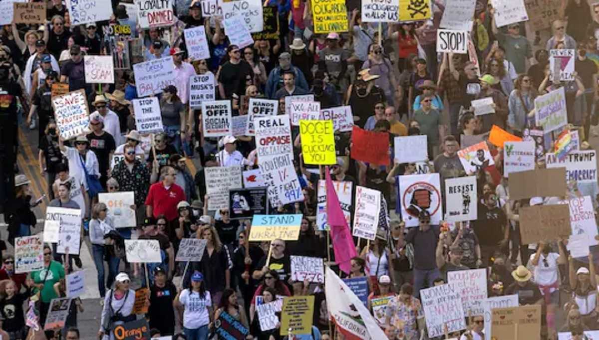 ट्रम्प प्रशासन की नीतियों के खिलाफ अमेरिकी शहरों में विरोध प्रदर्शन